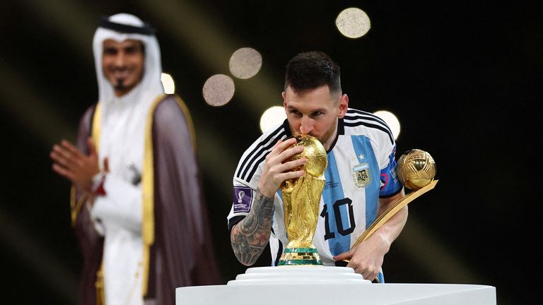 记者：诺坎普保安看到梅西后非常惊讶，当即就放他进去了